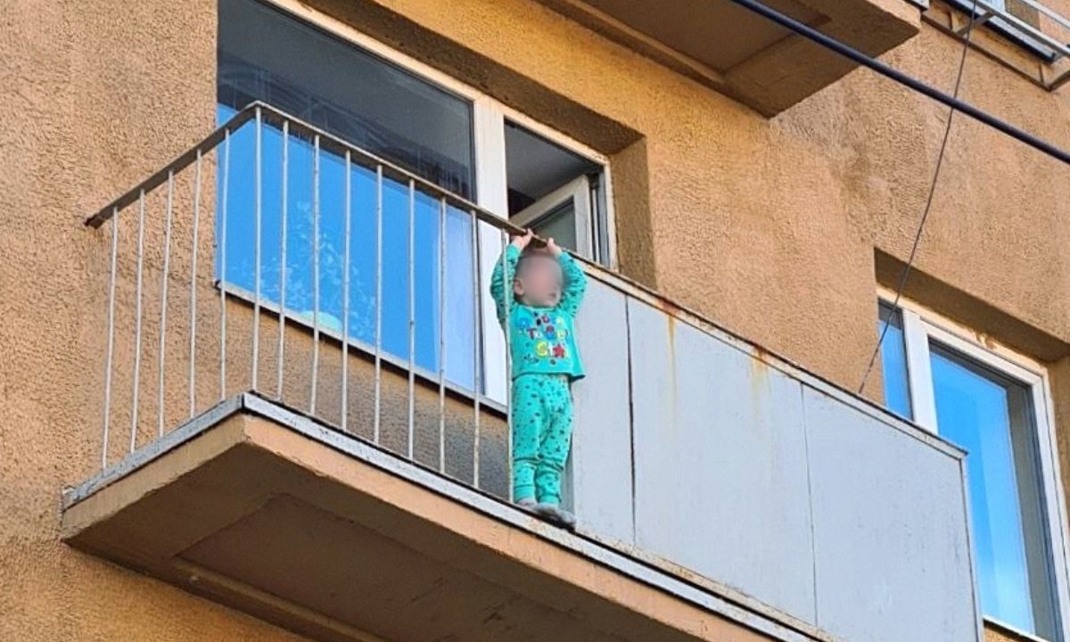 ребенок на балконе