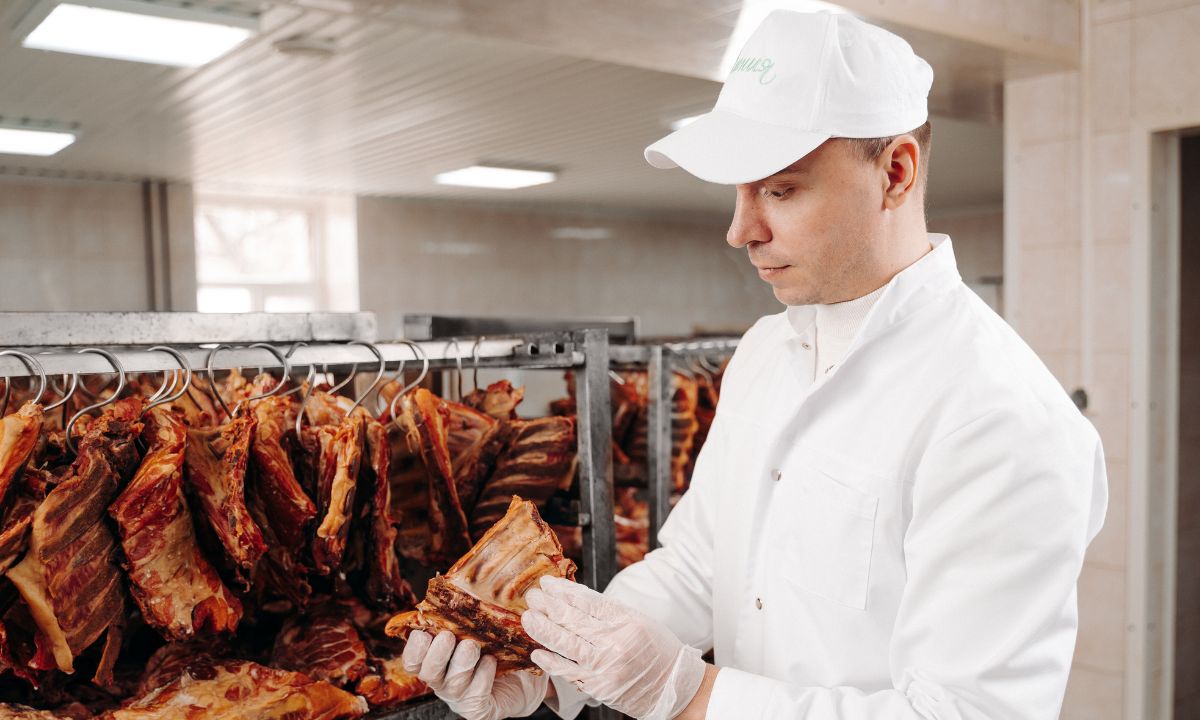 «Колбаса длительного хранения – не мечта жителей Карелии»: почему «Олония» запустила собственное мясоколбасное производство