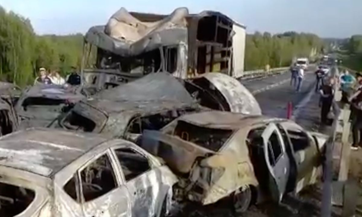 сгоревшие машины в аварии в Вологодской области