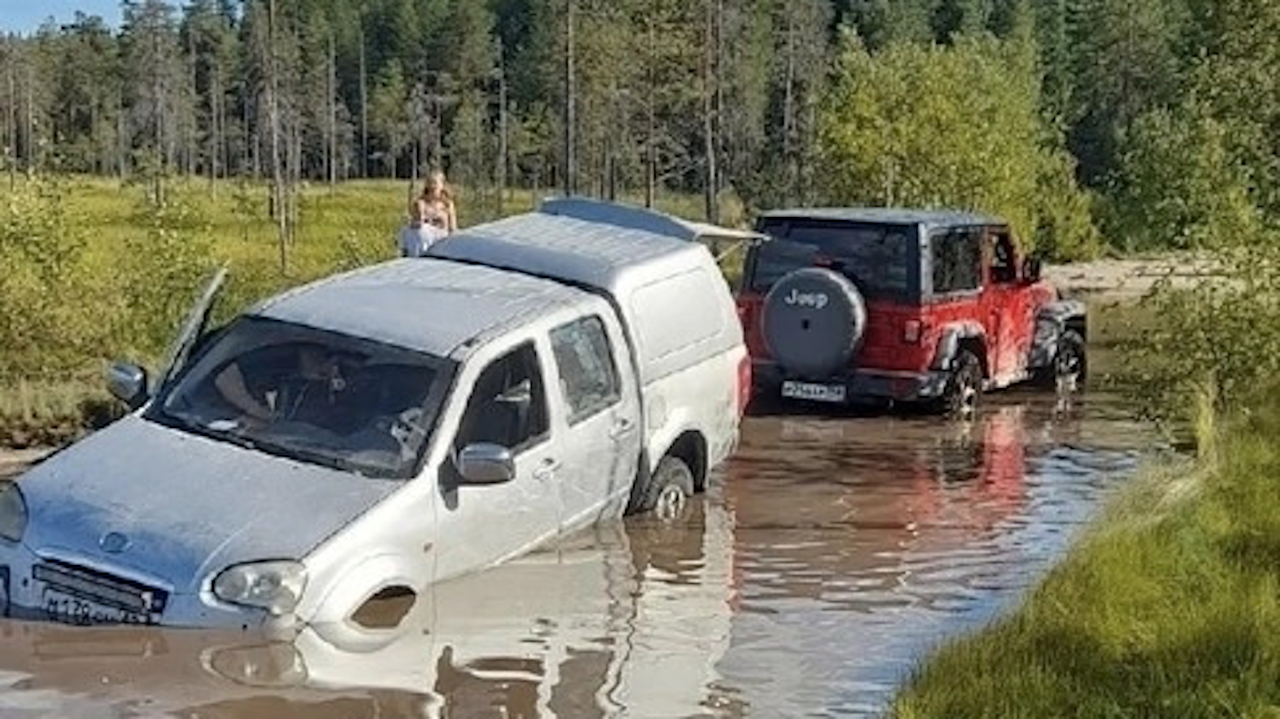 Автомобили тонут на дороге рядом с Воттоваарой