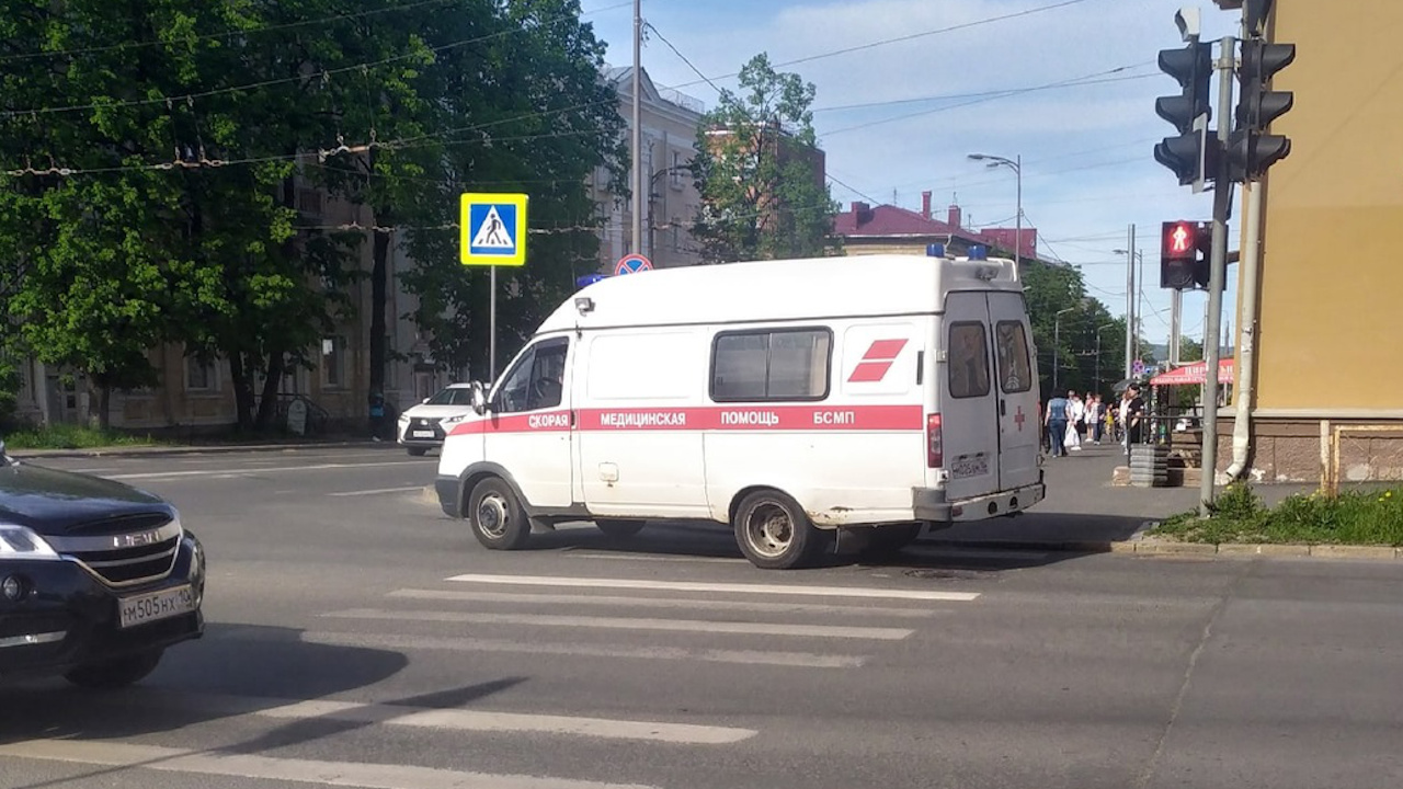 Женщина умерла, пока «скорая» стояла под окнами и стеснялась звонить соседям