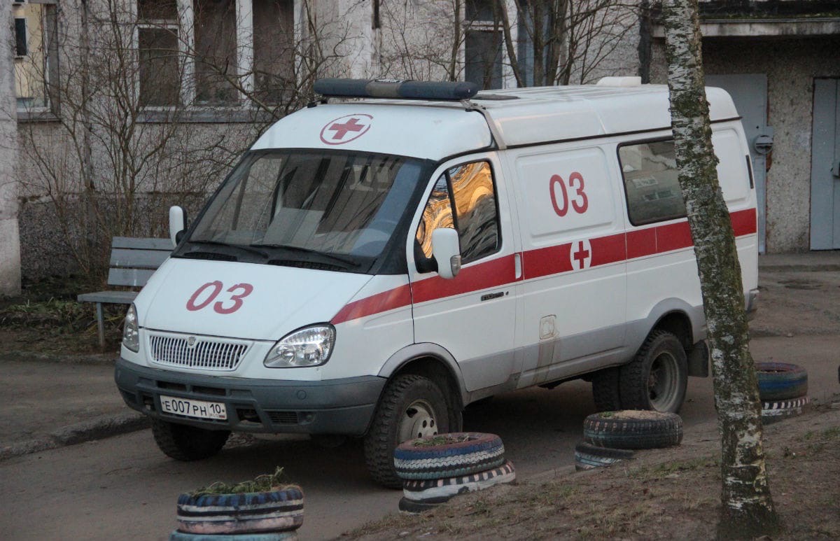 Скорая сел. Скорая в селе. Доктор на скорой. Скорая милиция кровь.