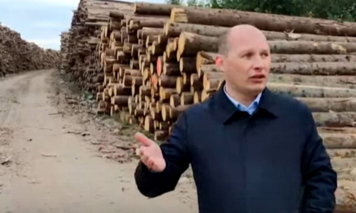 «У людей нет возможности купить дрова»: Евгений Ульянов посетил Пудожский район и ужаснулся
