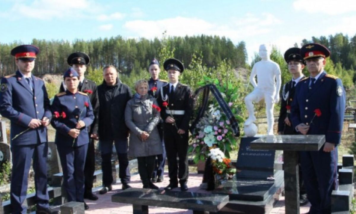 В Карелии установили памятник мальчику, который пытался спасти из огня дедушку