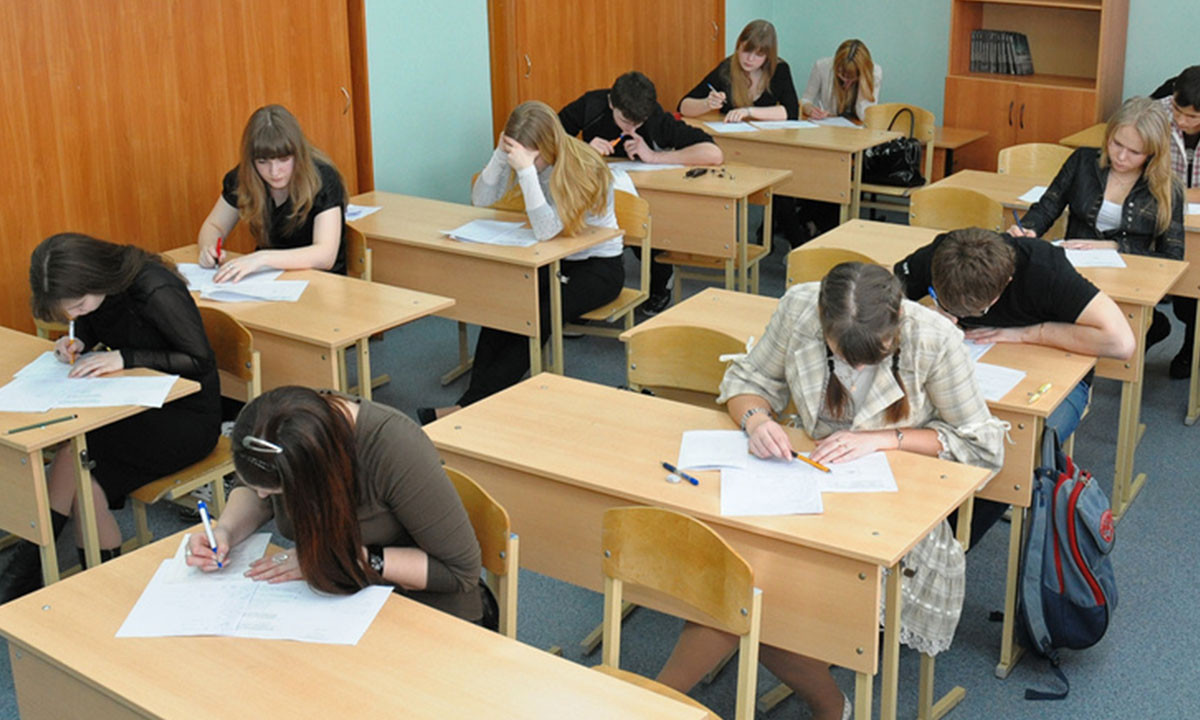 В каком классе делают. Экзамен в школе. Старшеклассники в школе со спины. Школьники в школе экзамены. Фотография экзамен в школе.