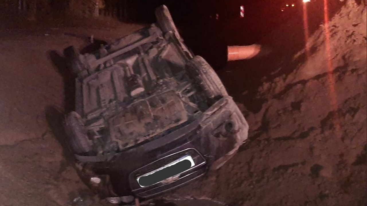Машина перевернулась на трассе в Карелии: пострадали три человека
