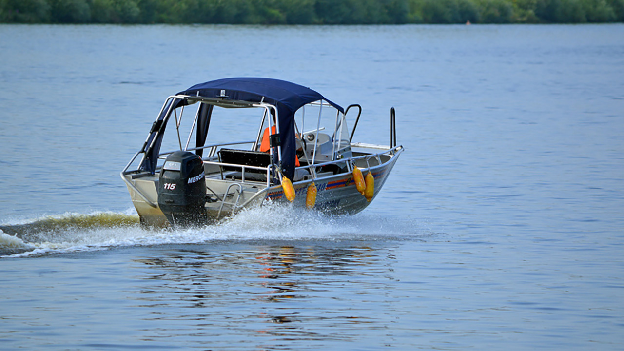 Трагедия на Онежском озере: перевернулся катер, на борту которого находились семь человек