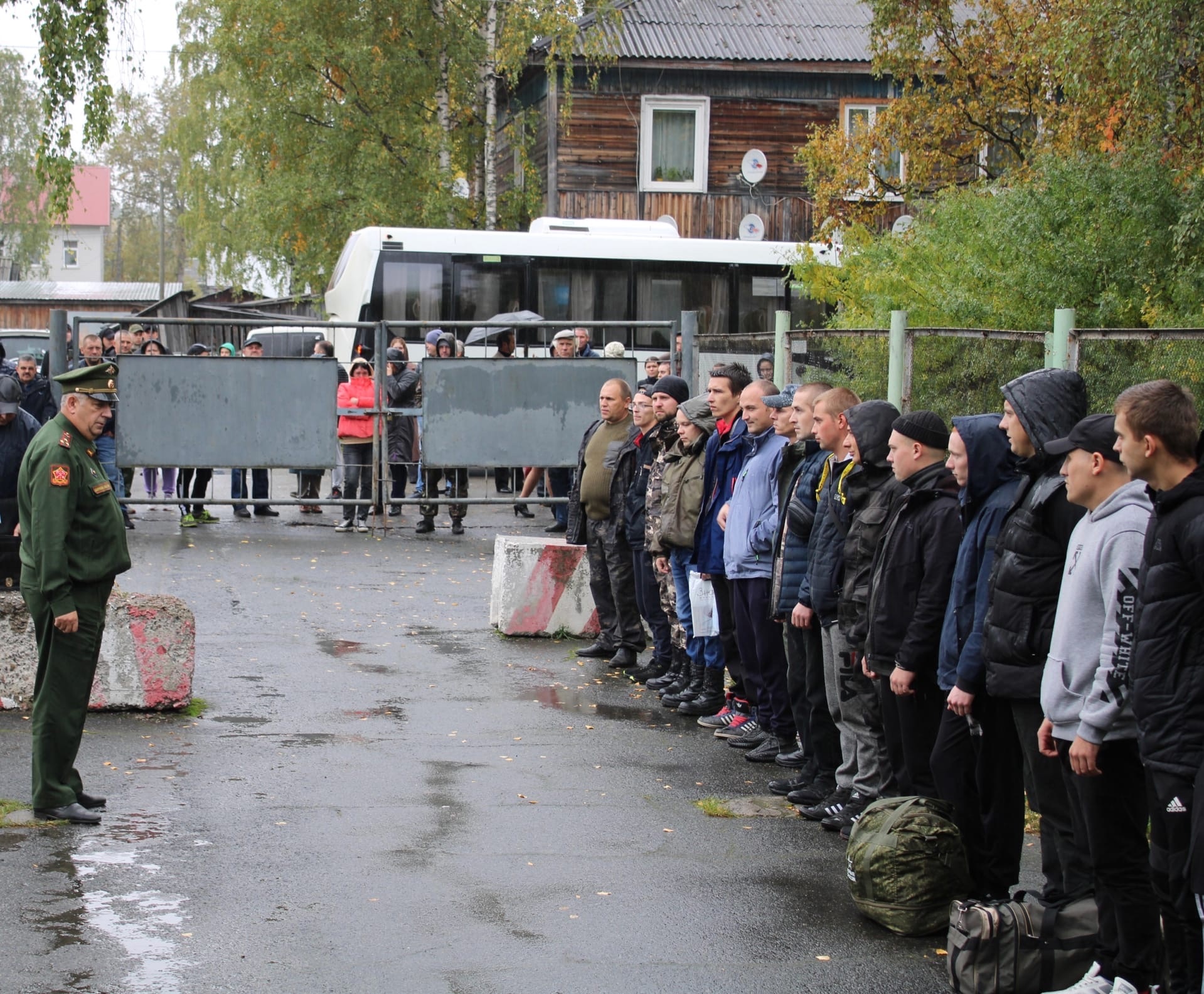 Сколько добровольцев ушло. Военная мобилизация. Сборный пункт. Военкомат мобилизация.