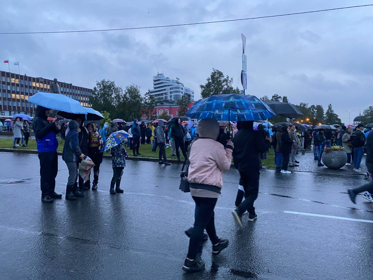 Петрозаводск погода летом. Руки вверх Петрозаводск. Люди на площади. Толпа на концерте. Фото людей на площади.