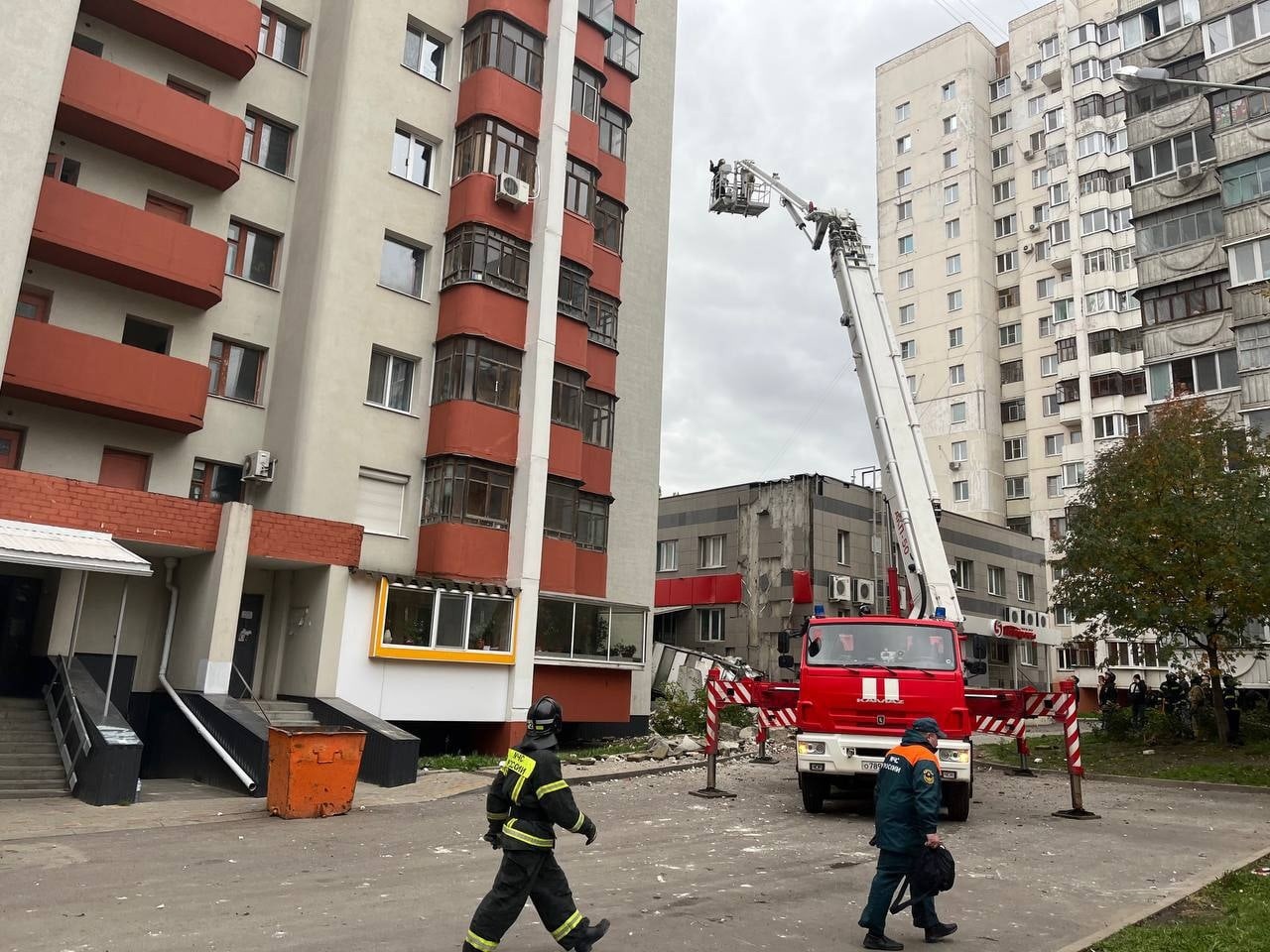 Стены дома нет». В Белгороде на многоэтажку упал «неопознанный объект»