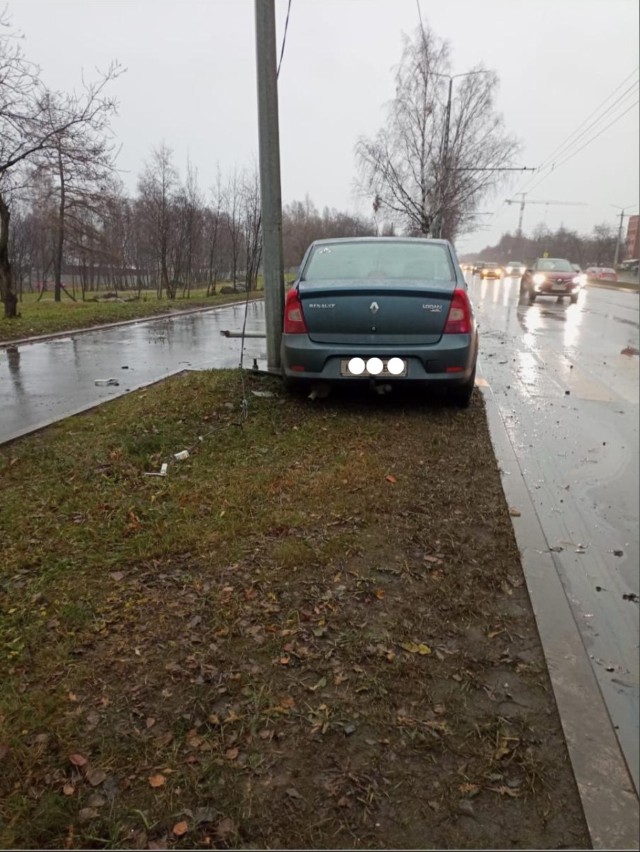 В Петрозаводске пьяная девушка за рулем на большой скорости врезалась в  столб