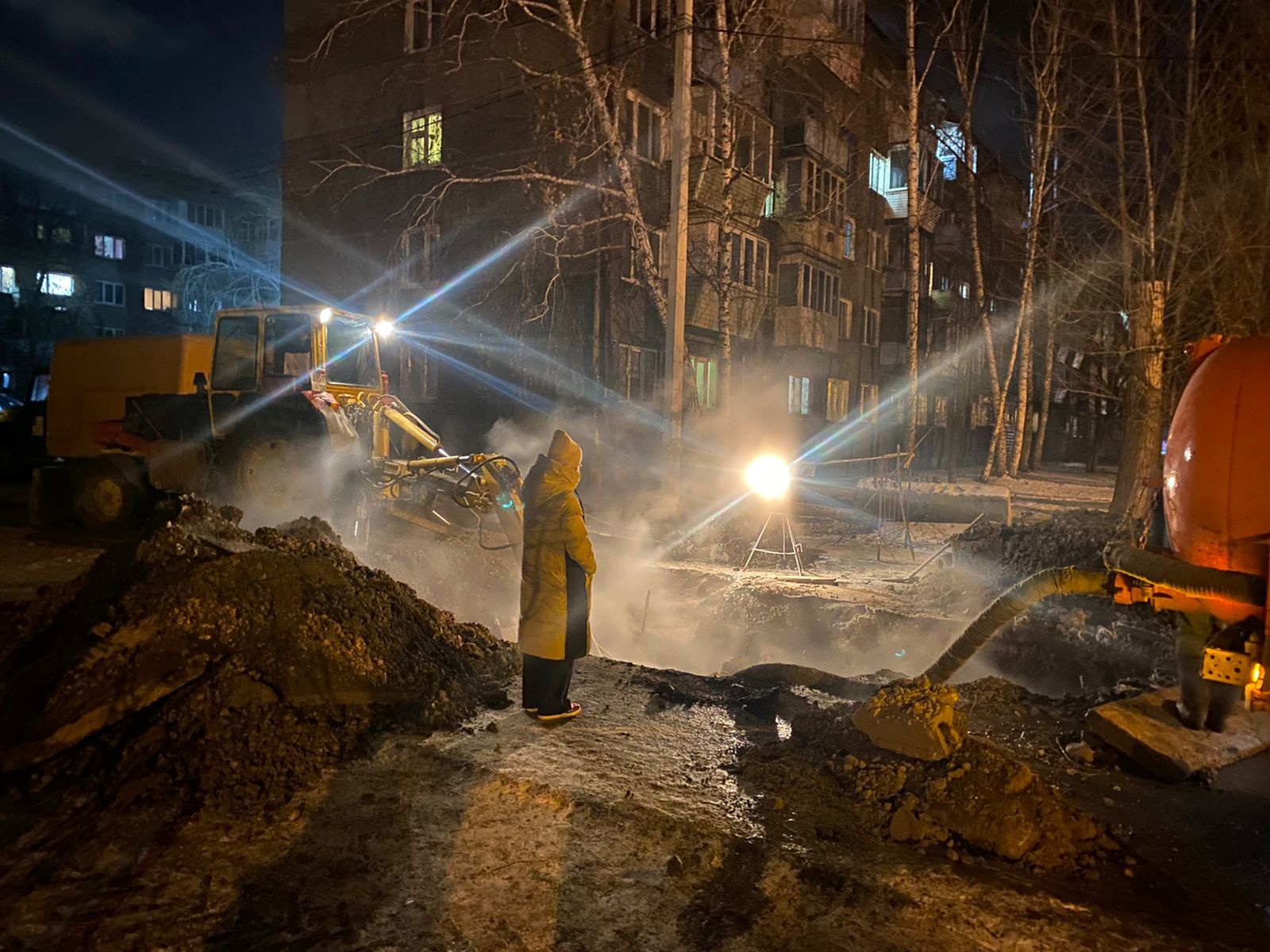 Омск 23 ноября. Прорыв воды. Прорыв трубы. Порыв трубы. Прорыв трубы в Академгородке.