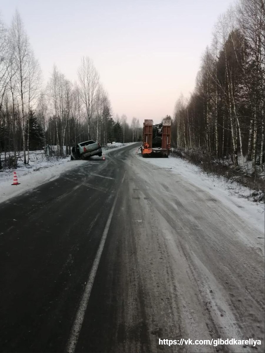 Автомобиль врезался в прицеп на трассе в Карелии: есть пострадавшие