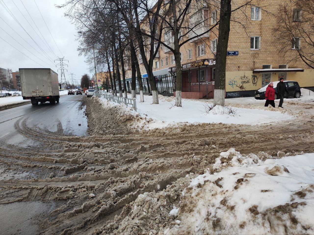 В Петрозаводске глыба замерзшего льда рухнула рядом с женщиной с коляской |  23.12.2022 | Новости Петрозаводска - БезФормата