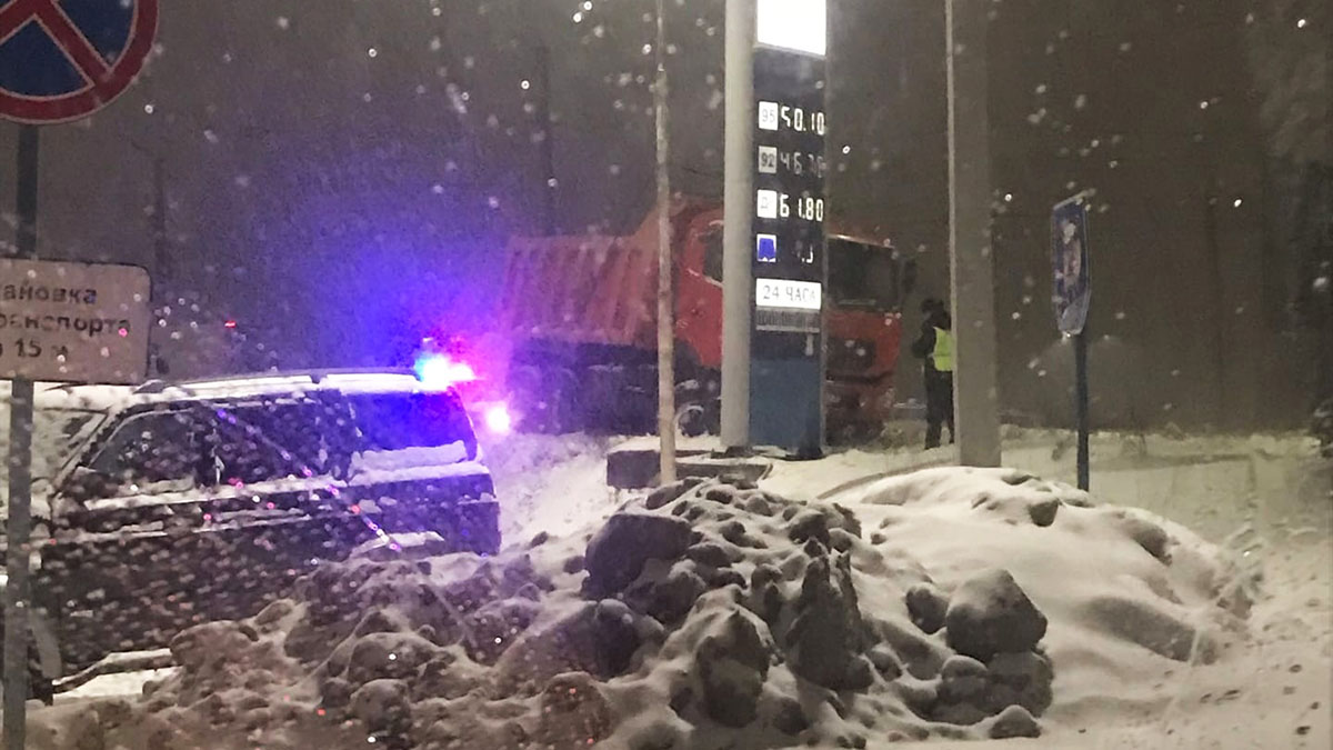 В одну секунду все рухнуло». В Петрозаводске КамАЗ сбил на тротуаре девочку,  которая шла в театральную студию