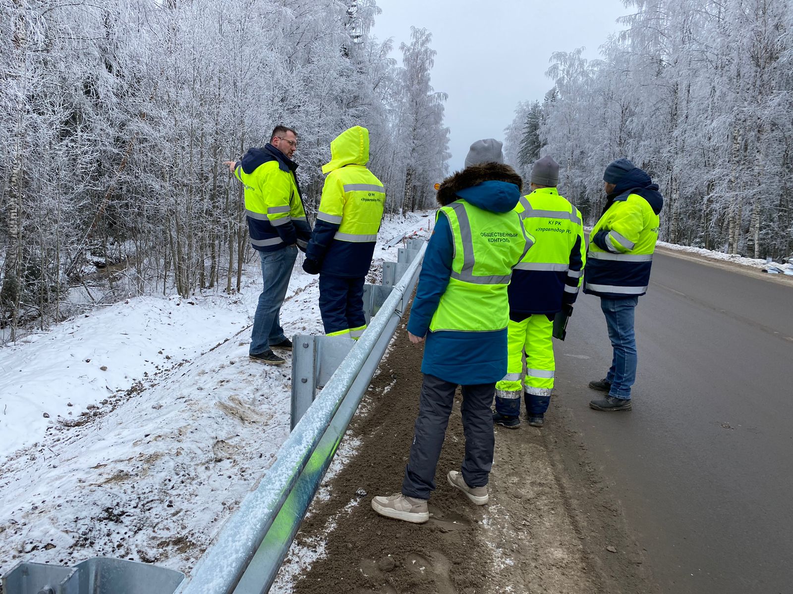 Жители пожаловались на плохой асфальт на недавно отремонтированной дороге в  Лососинное