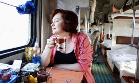 пассажир в поезде пьет чай