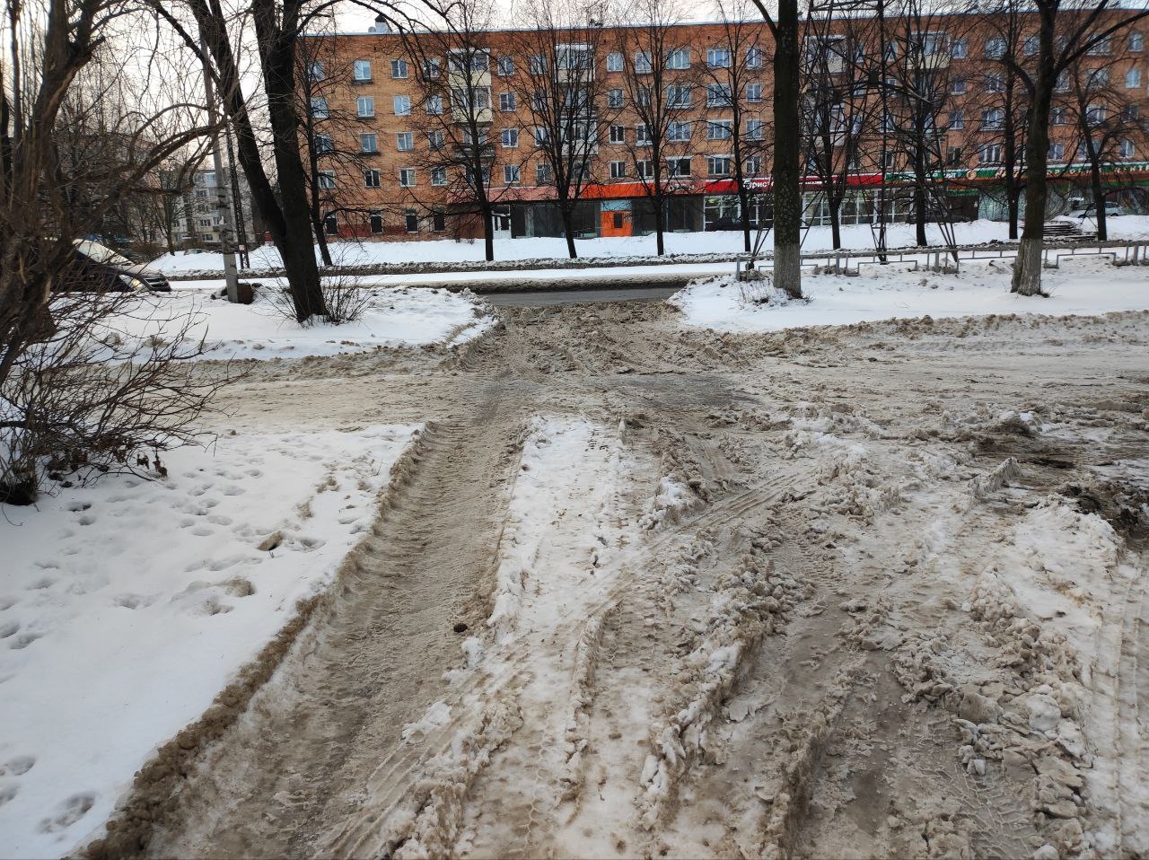 В Петрозаводске глыба замерзшего льда рухнула рядом с женщиной с коляской |  23.12.2022 | Новости Петрозаводска - БезФормата