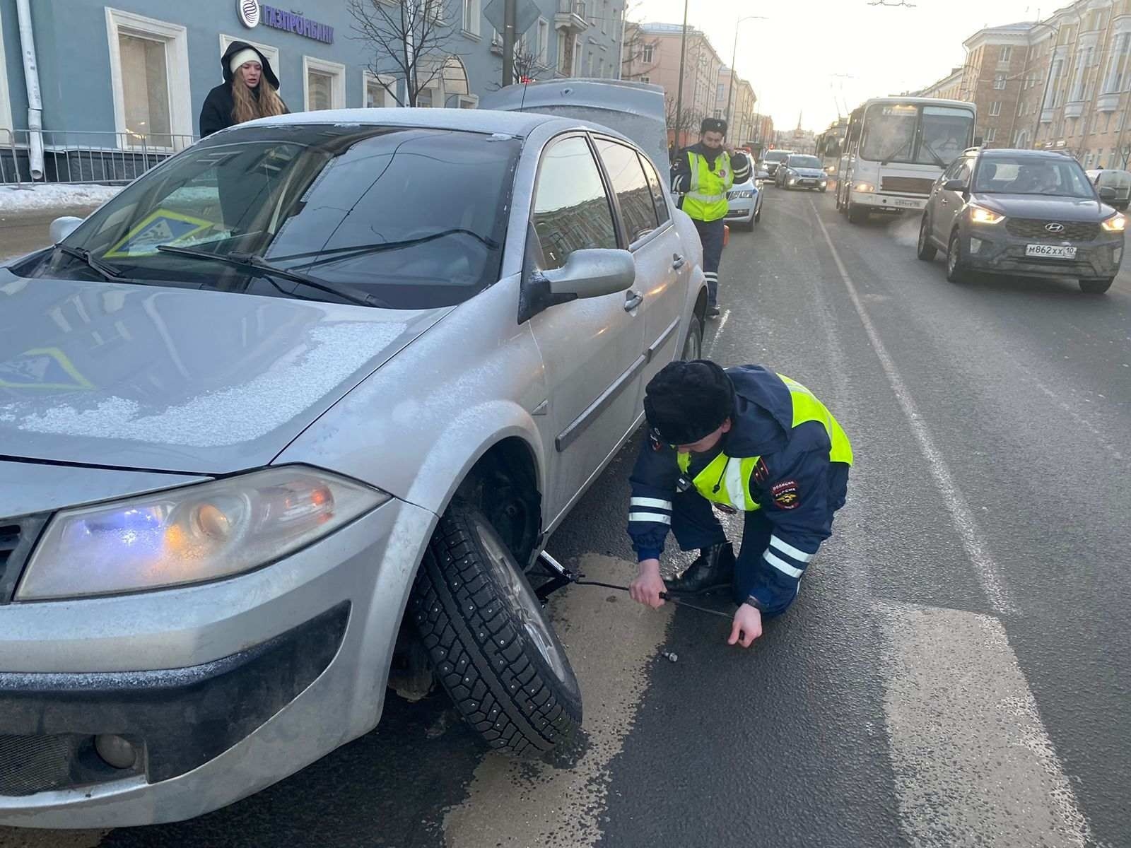 Инспекторы ДПС помогли жительнице Петрозаводска, у которой в центре города  оторвалось колесо