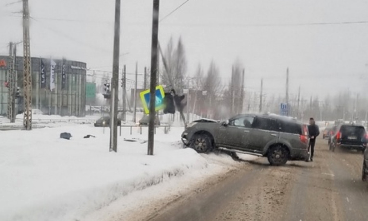 Машина снесла светофор около кадетского училища в Петрозаводске