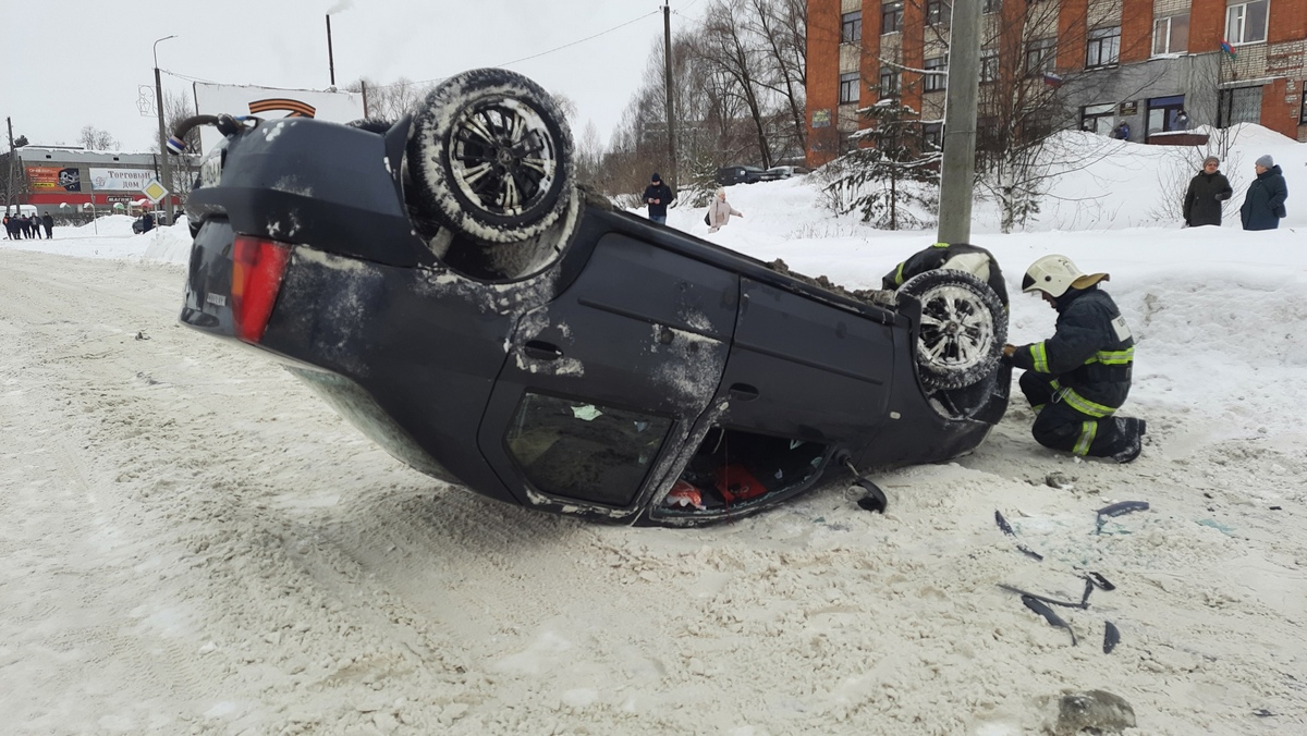 В Карелии автомобиль влетел в сугроб и перевернулся