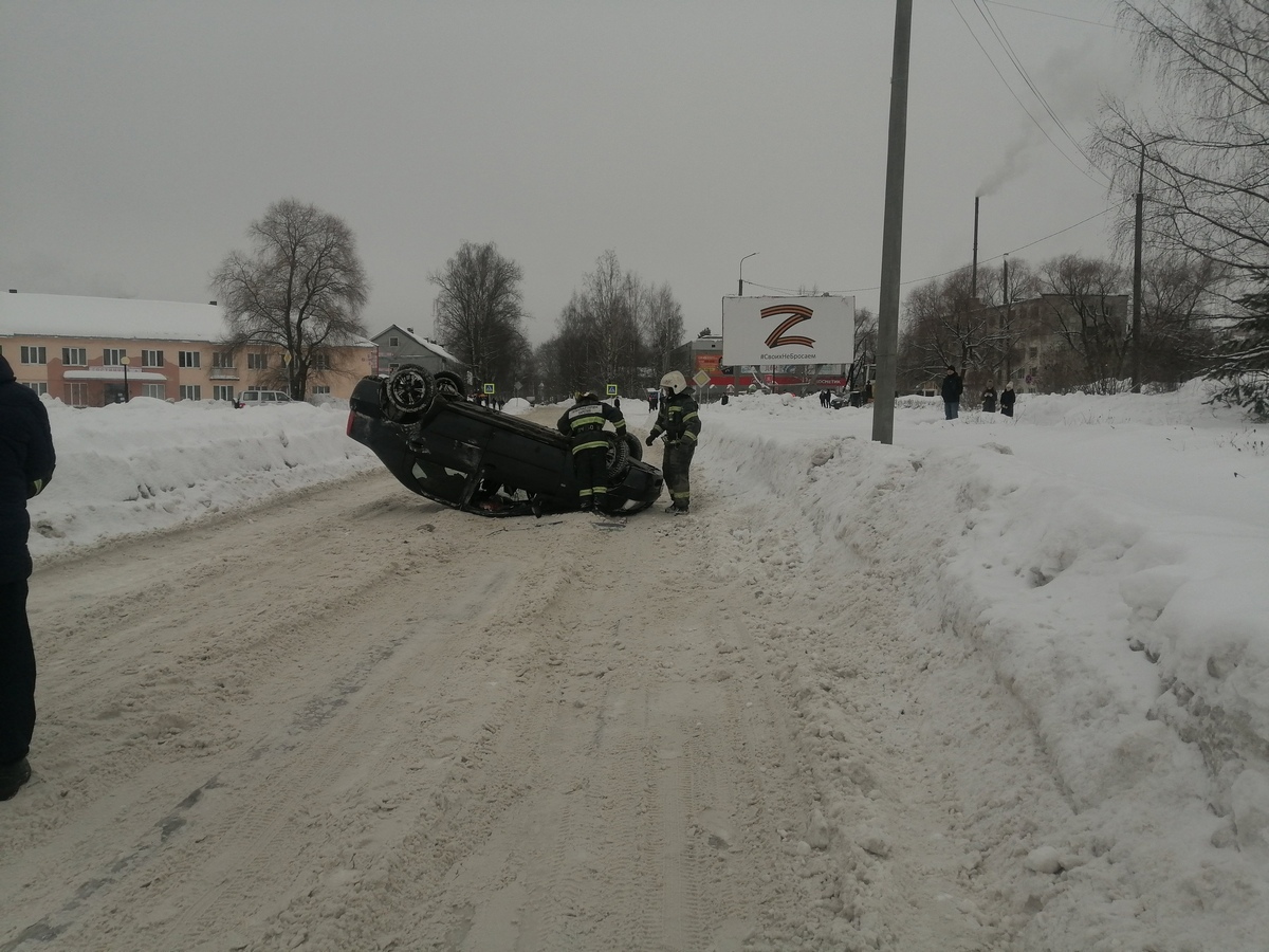 В Карелии автомобиль влетел в сугроб и перевернулся