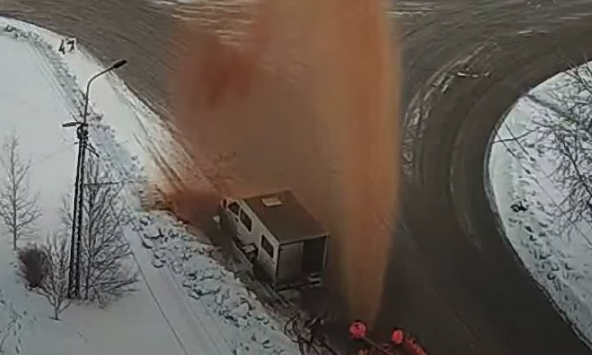18-метровый фонтан забил из-под земли в Петрозаводске