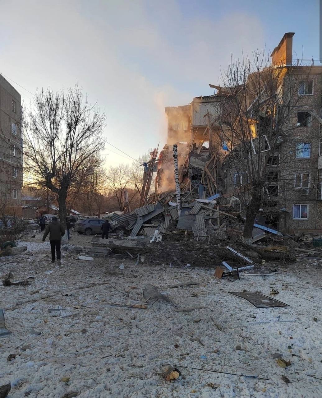 Разрушенный подъезд. Взрыве газа в пятиэтажном жилом доме в Ефремове Тульской. Разрушенный город. Дом взорвался. Разрушенный дом.