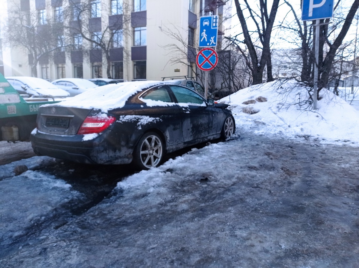 Мерседес» сгорел в центре Петрозаводска | 11.02.2023 | Новости  Петрозаводска - БезФормата