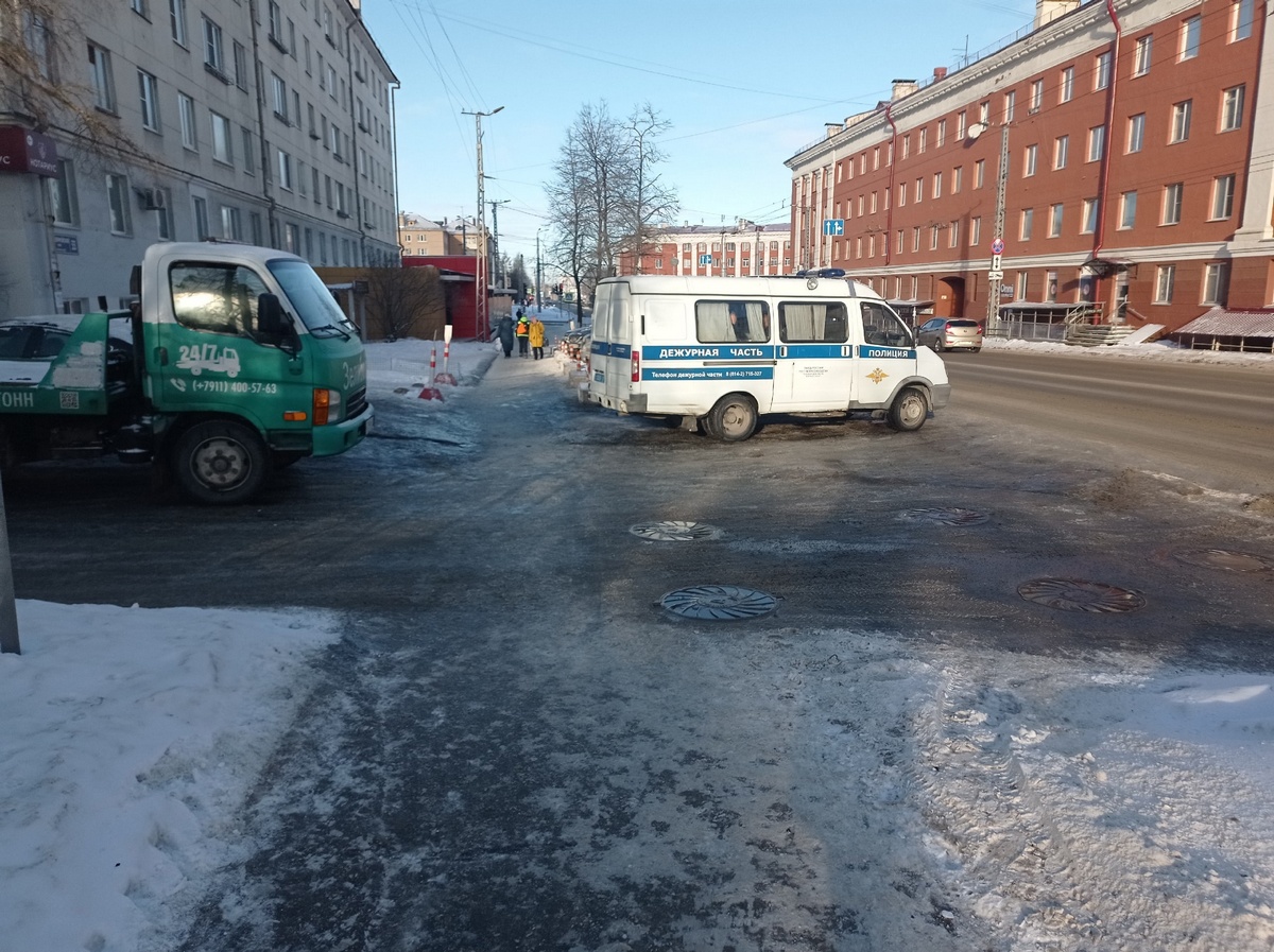 Мерседес» сгорел в центре Петрозаводска | 11.02.2023 | Новости  Петрозаводска - БезФормата