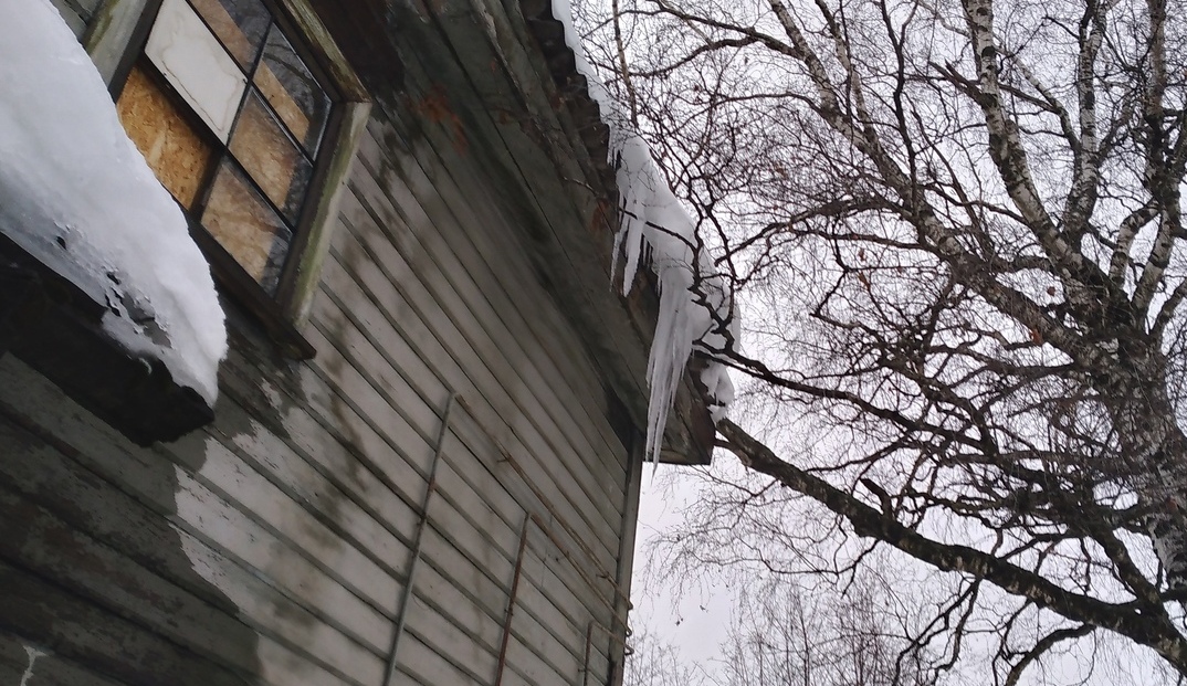 Коммунальщики в Карелии затопили несколько квартир, пока убирали лед с крыши