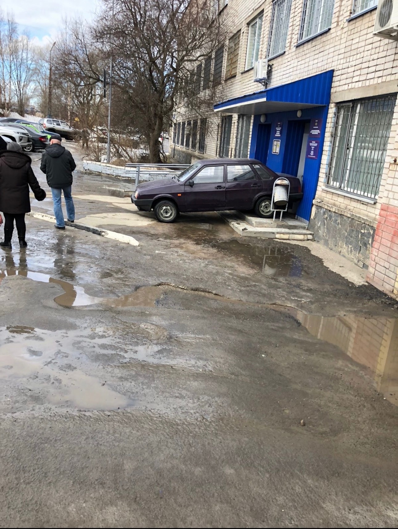 Автомобиль протаранил здание ГИБДД в Петрозаводске