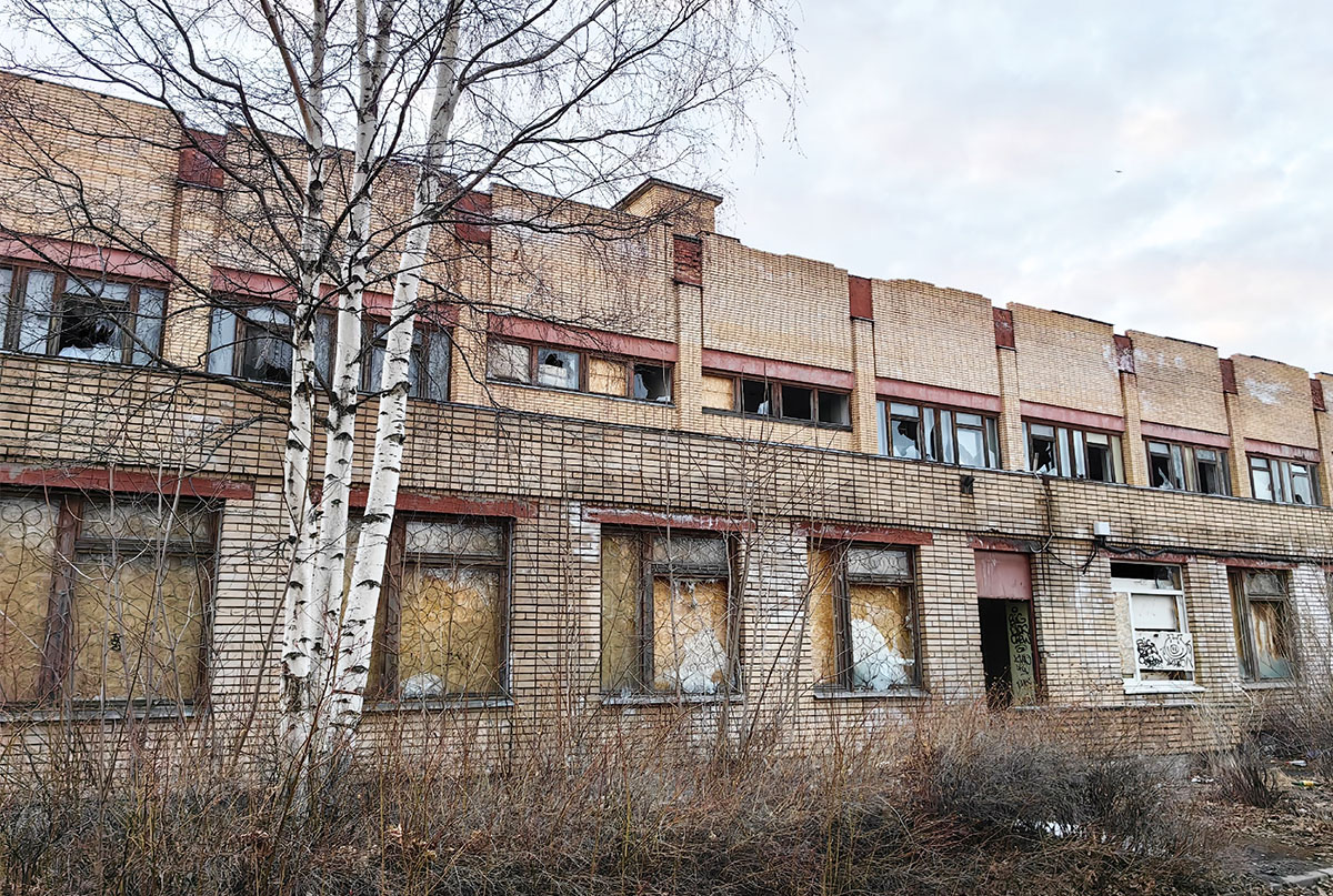 В Петрозаводске по опасной заброшке гуляют дети