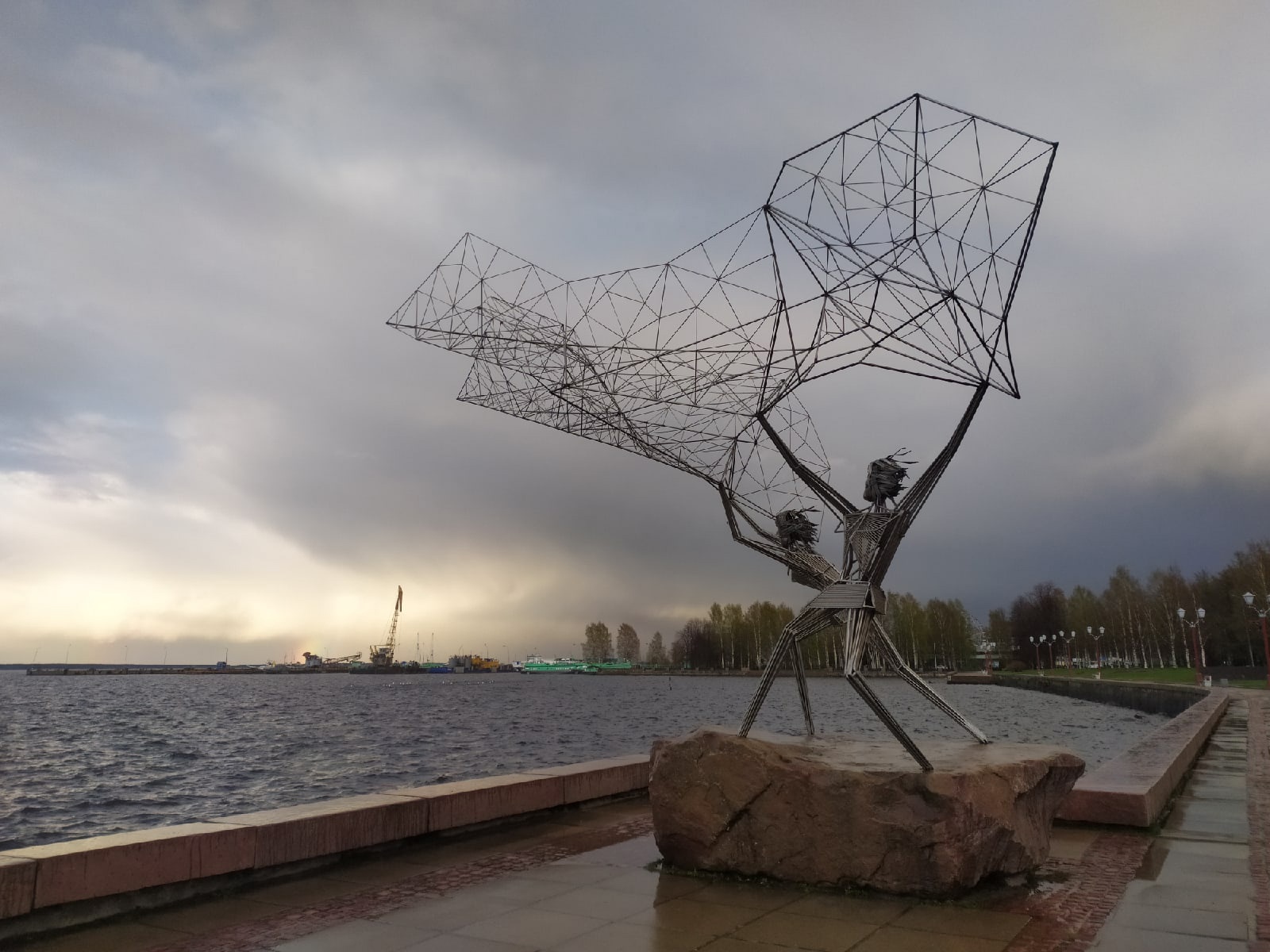 скульптуры на набережной петрозаводска