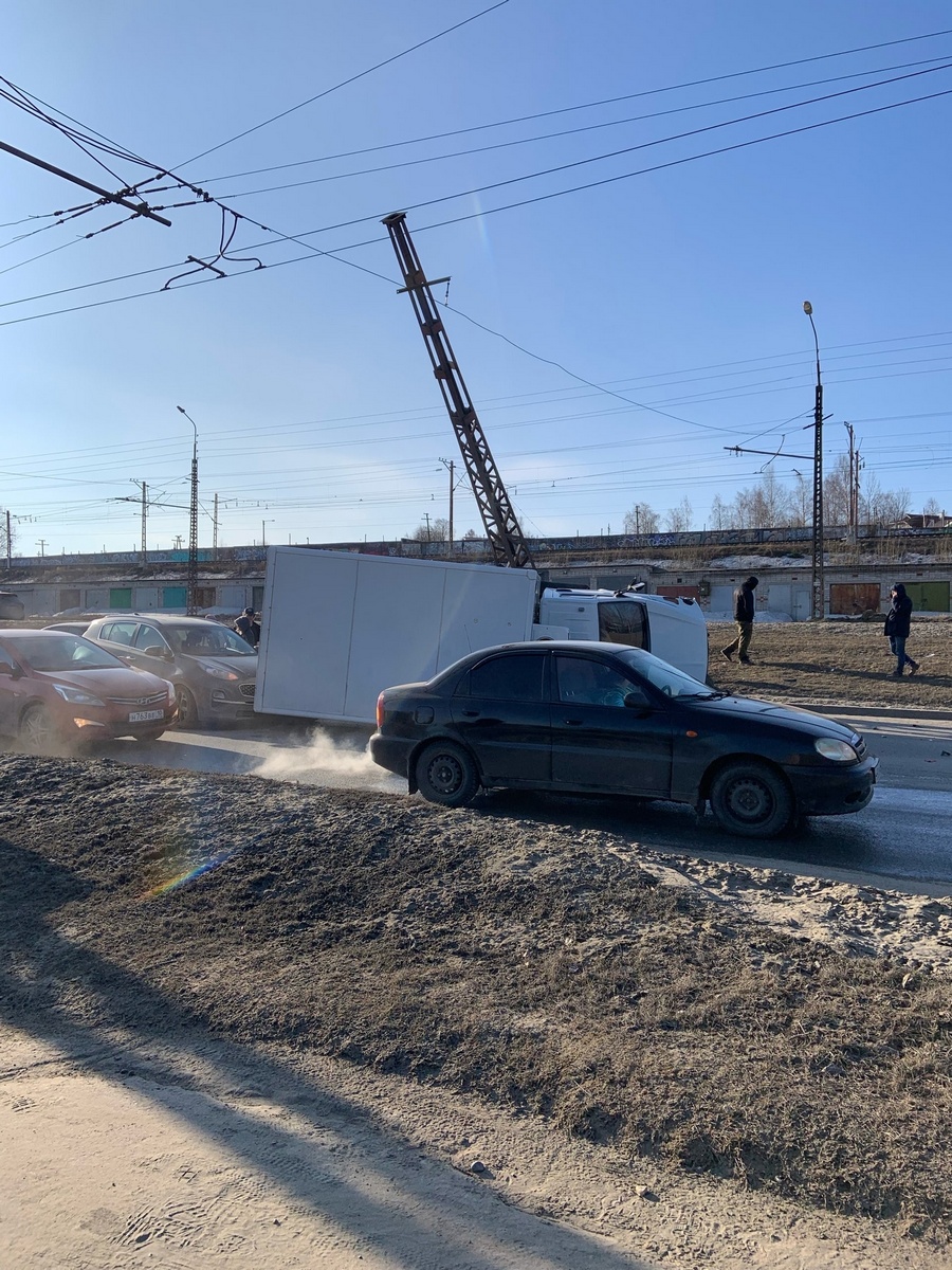 Страшная авария в Петрозаводске: грузовик врезался в столб и перевернулся |  13.04.2023 | Новости Петрозаводска - БезФормата