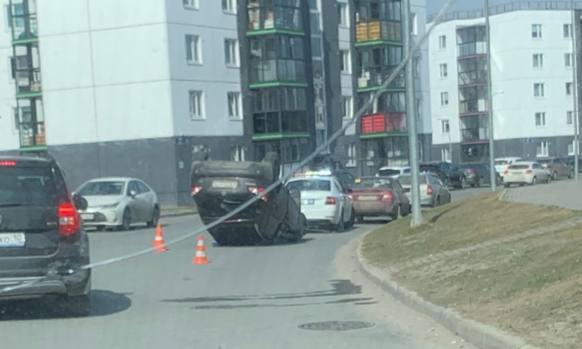 Один уехал, второй проехал, другая стоит и втыкает». В Петрозаводске машина  перевернулась на крышу, но никто к ней не подошел | 26.04.2023 | Новости  Петрозаводска - БезФормата