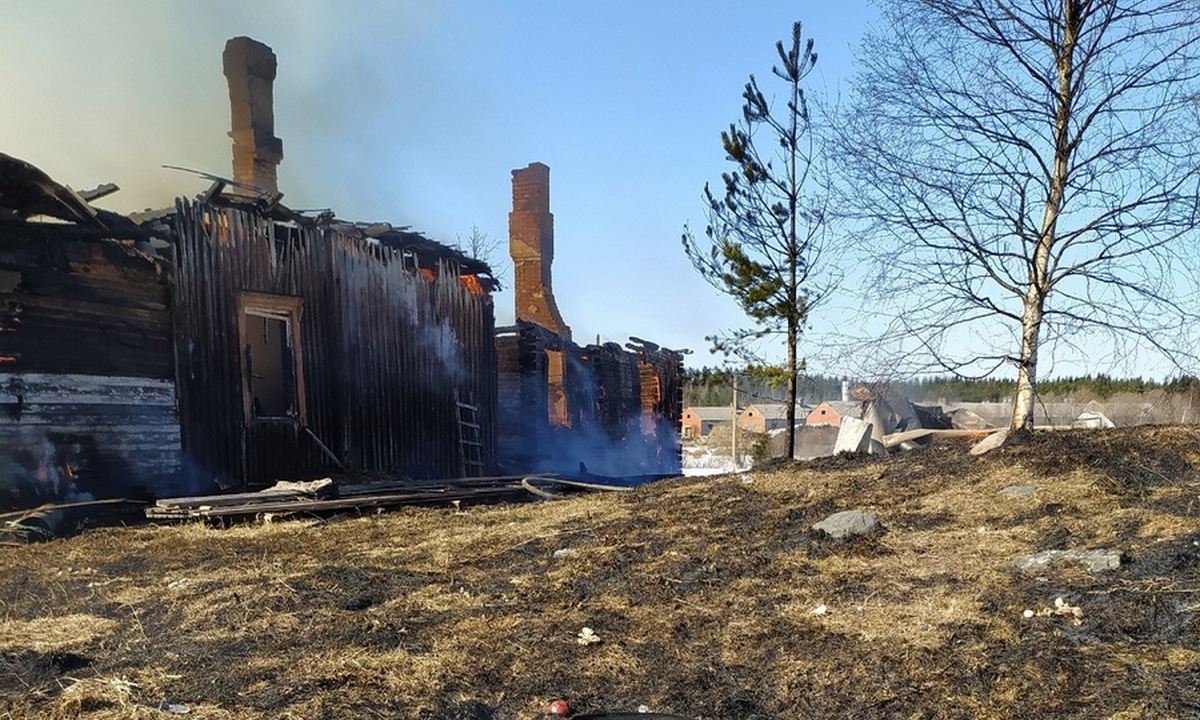 В Карелии дом сгорел из-за сжигания мусора | 15.04.2023 | Новости  Петрозаводска - БезФормата