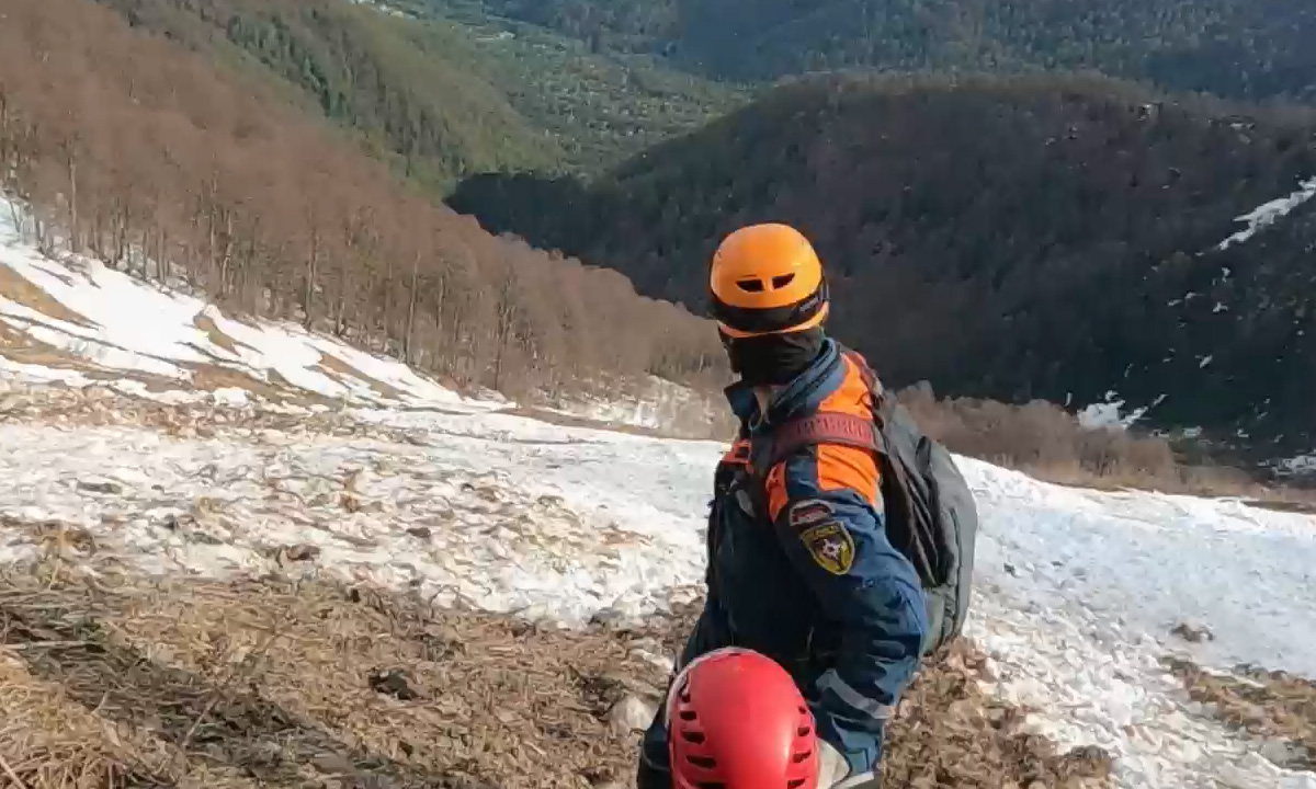 Злата модель сорвалась со скалы