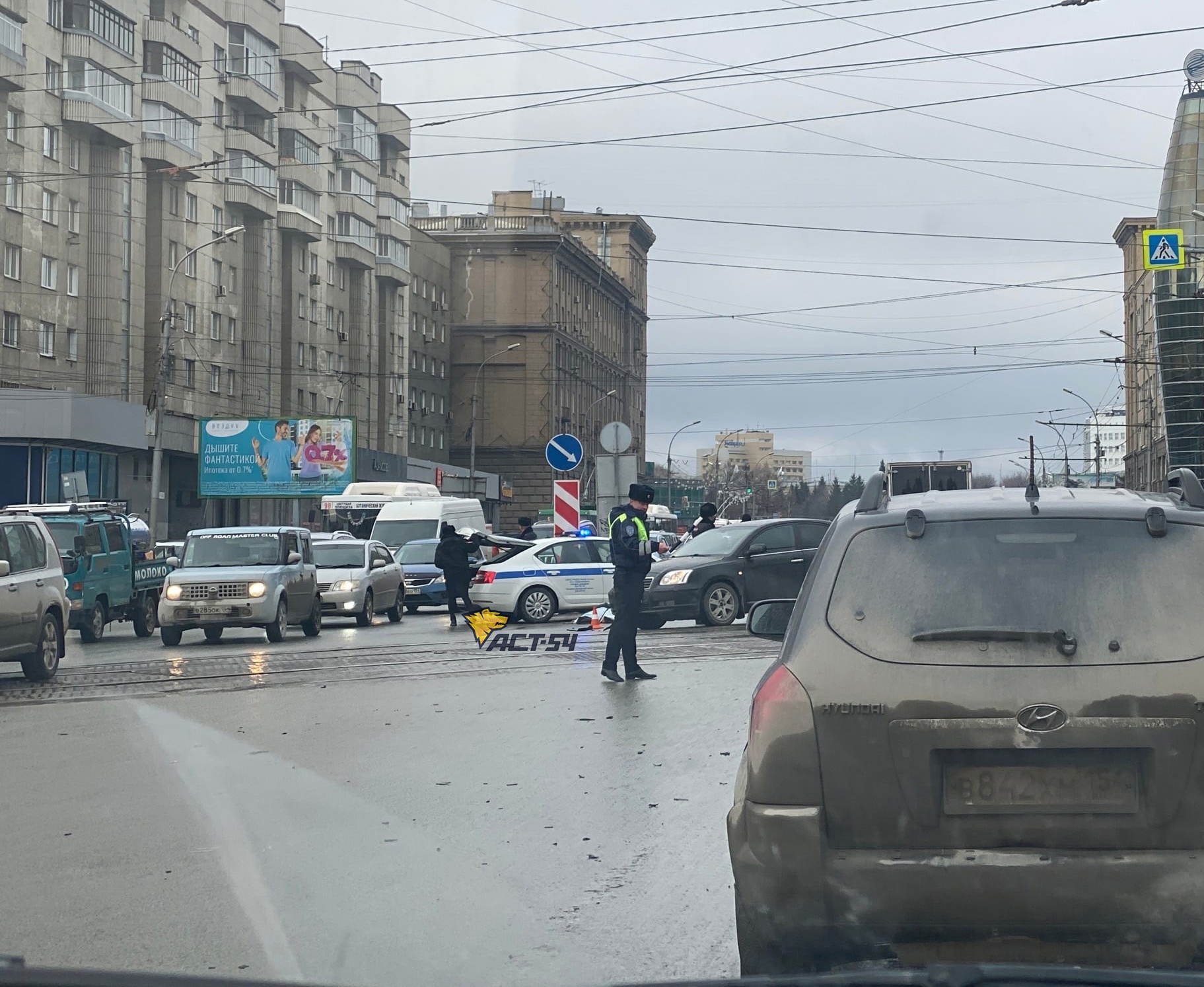 Апрель 2023 новости. ДТП на Серебренниковской Новосибирск. Пешеходный переход.