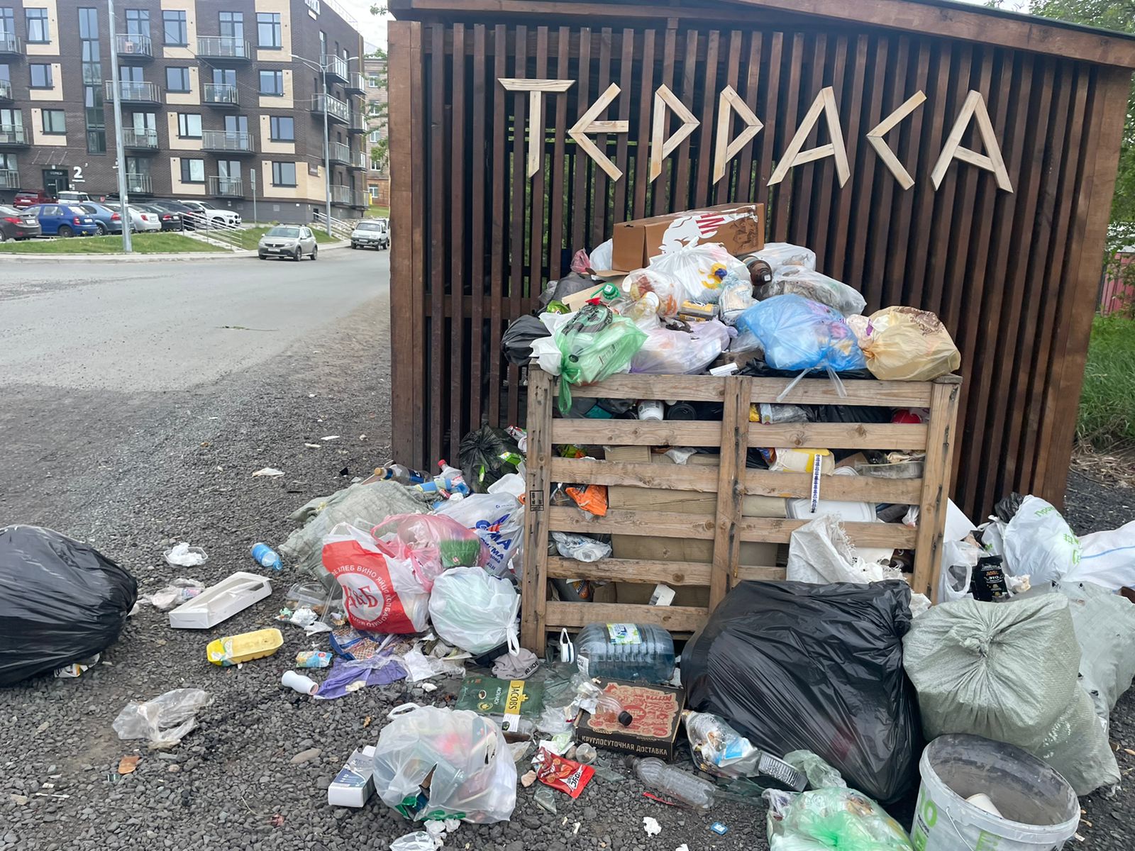 Свалка мусора разрастается под окнами новостройки в Петрозаводске