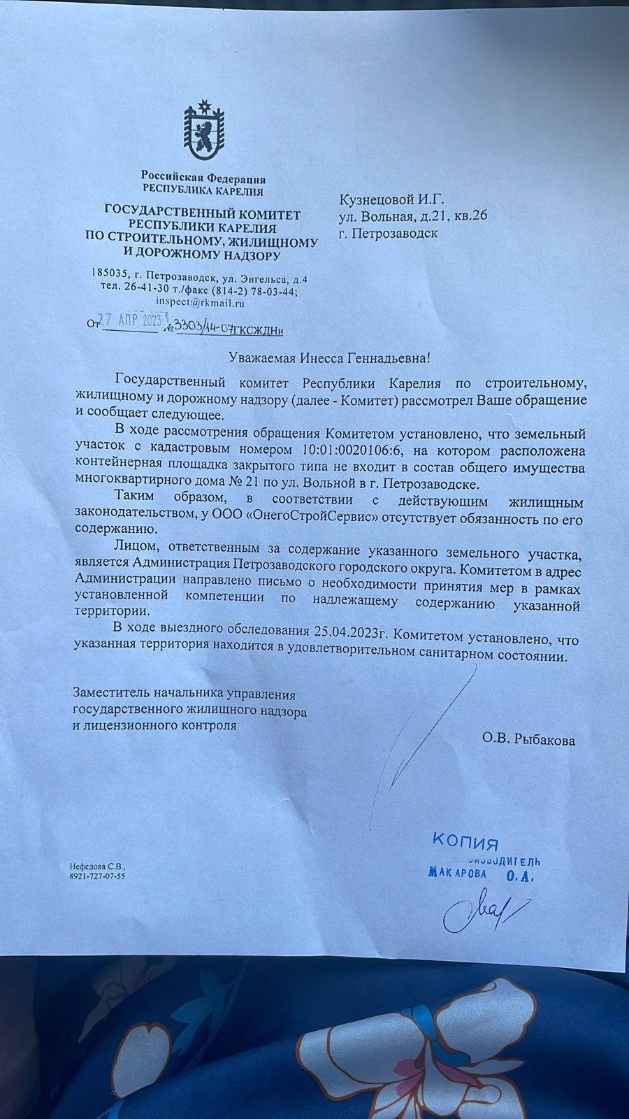 Свалка мусора разрастается под окнами новостройки в Петрозаводске