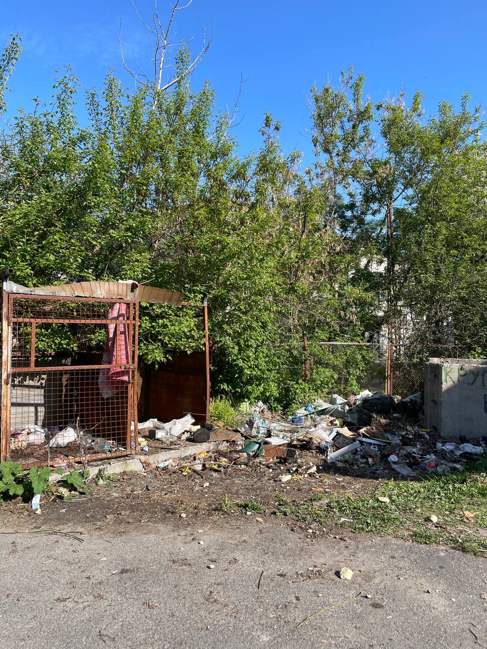 В карельском городе напротив детсада открыт туалет с выгребной ямой