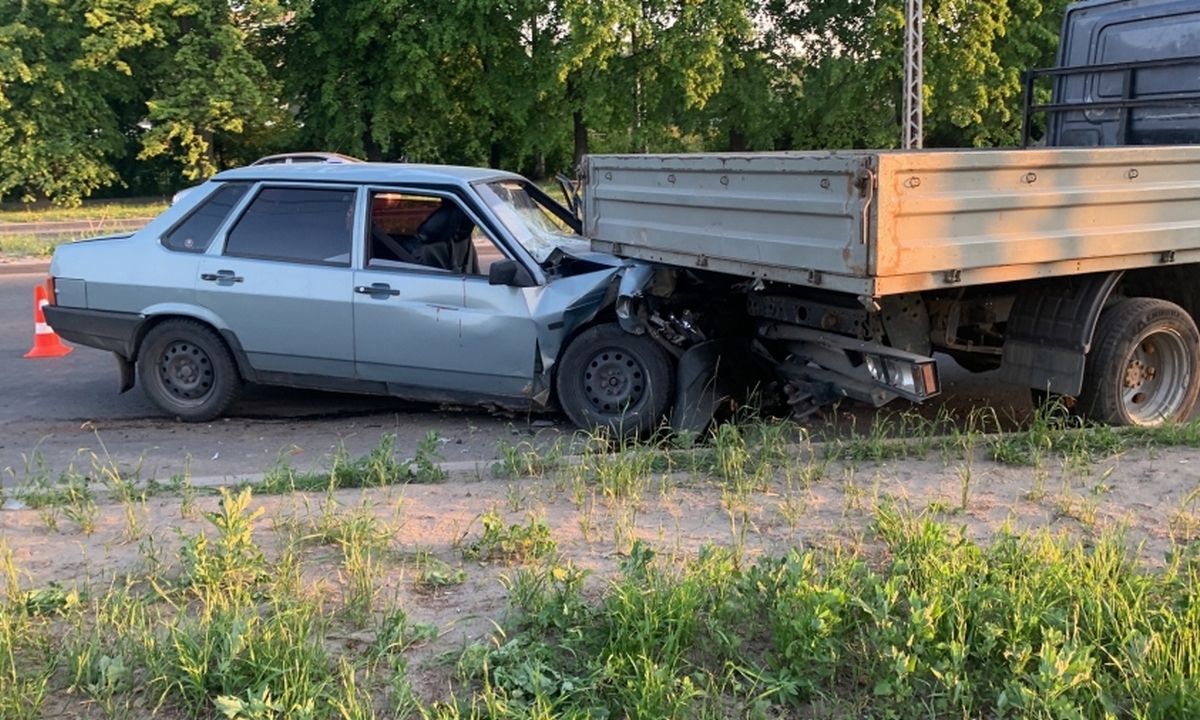 В Петрозаводске автомобиль влетел под грузовик: есть пострадавший |  16.06.2023 | Новости Петрозаводска - БезФормата