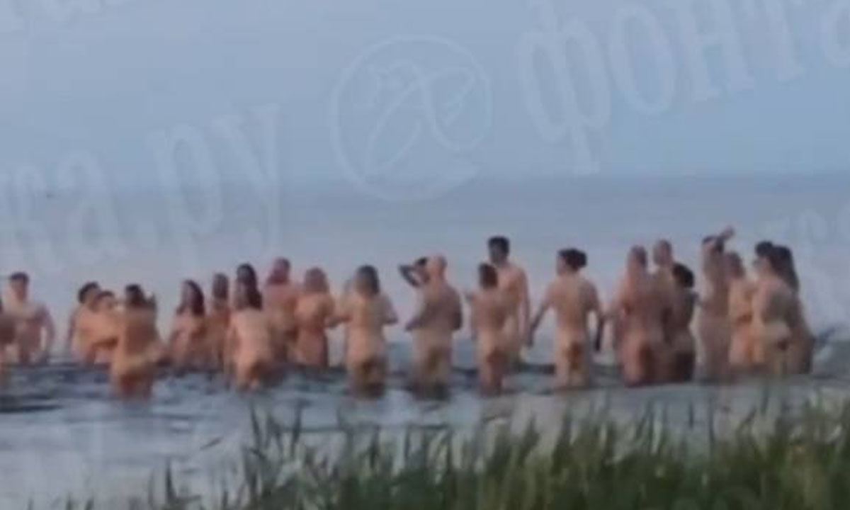 Десятки голых мужчин и женщин устраивают странные купания на Ладоге (18+)