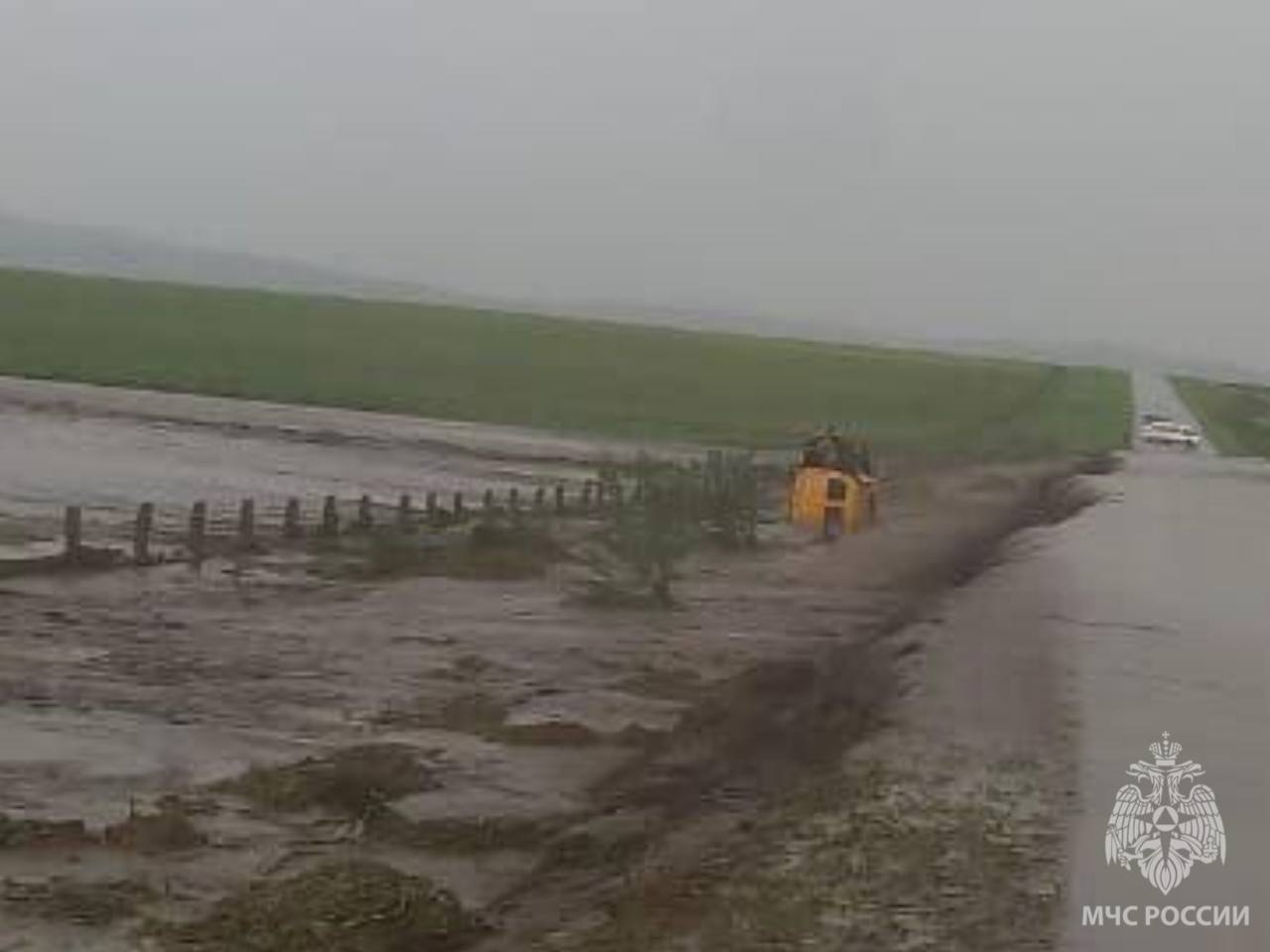 Маршрутку смыло с дороги и перевернуло: один человек погиб, 17 пострадали