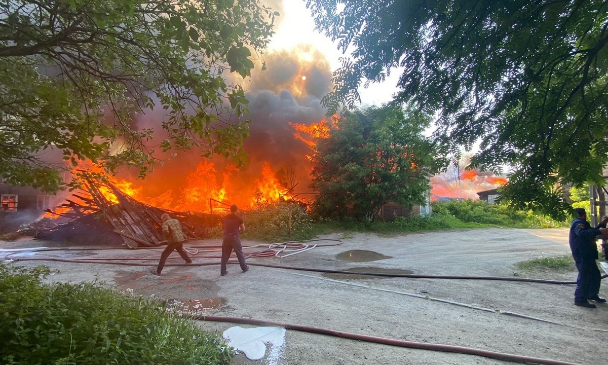 28 человек остались без жилья после страшного пожара в Медвежьегорске