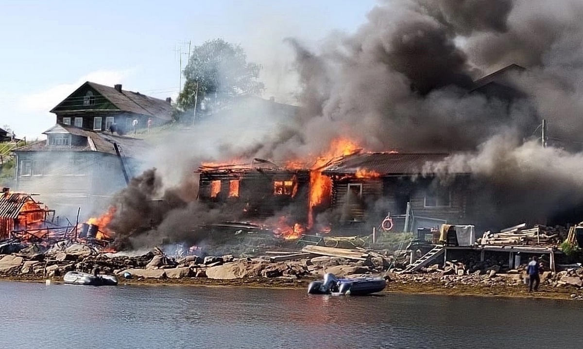 Страшный пожар тушат в Карелии: горит три дома | 26.06.2023 | Новости  Петрозаводска - БезФормата