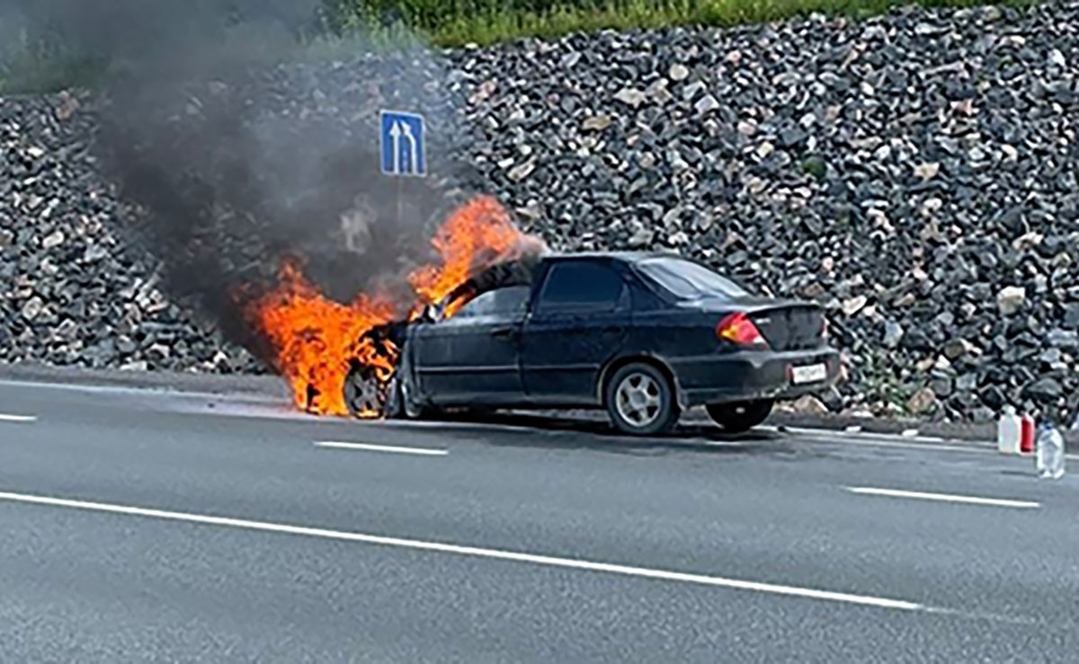 На трассе Карелии сгорел еще один автомобиль