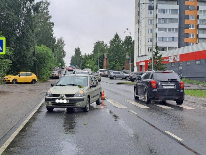 Фото машина врезалась в дом