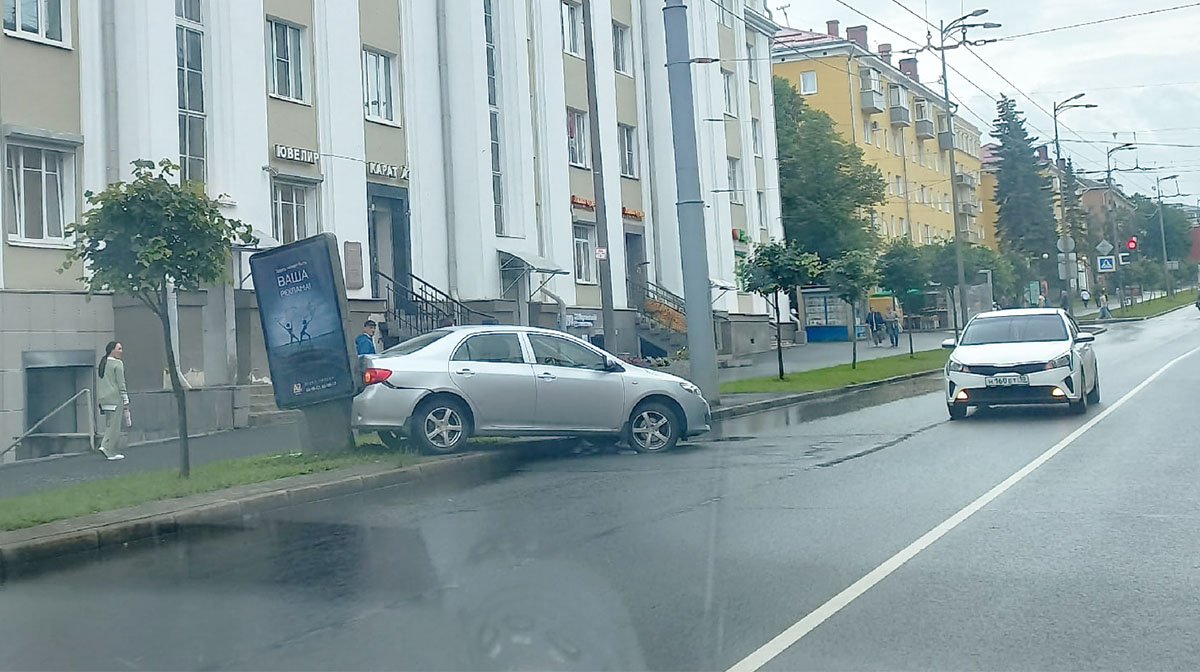 В Петрозаводске машина въехала в рекламный щит